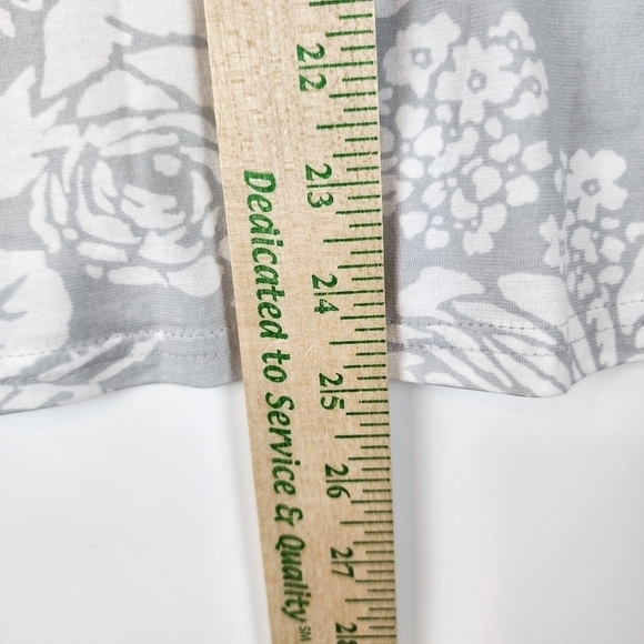 Garnet Hill NEW Grey‎ White Rose Floral Short Sleeve Tee Rosette Embellishment S - Picture 8 of 8